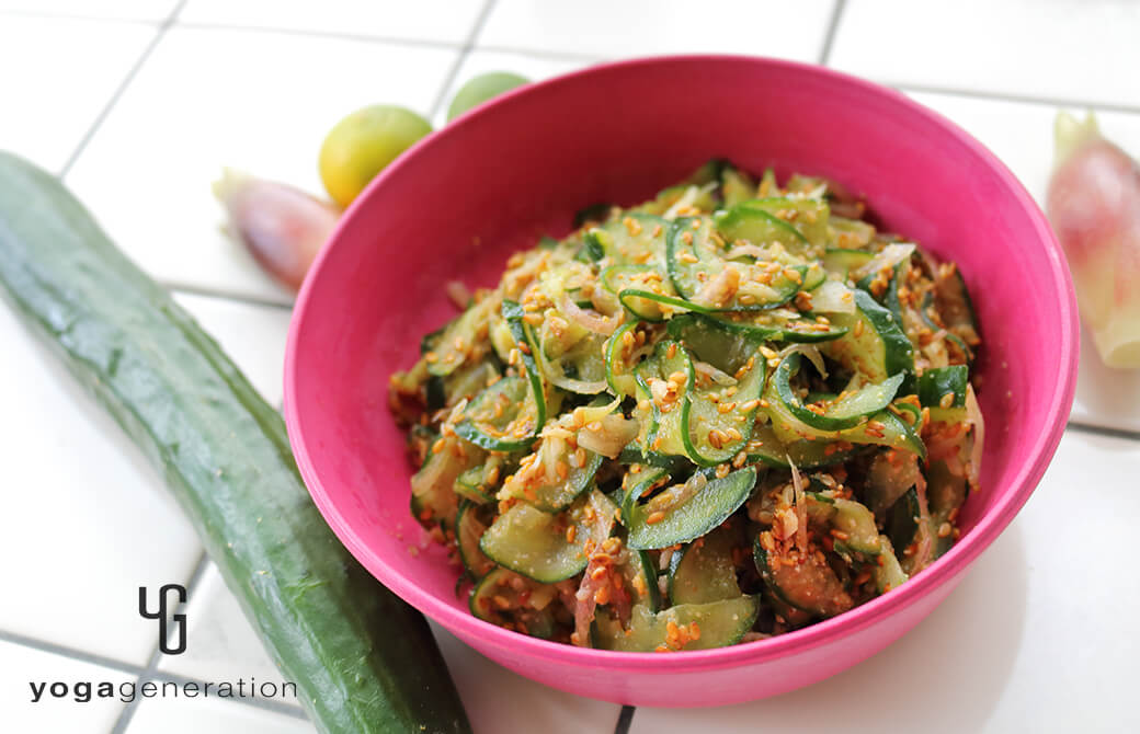 竹でできたピンクのお皿に盛り付けたキュウリとミョウガのたっぷり金ゴマ柚子胡椒