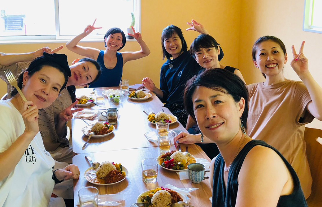 滋賀にあるスタジオスティラにて。19期&20期のメンバーとアシスタントまやんと。