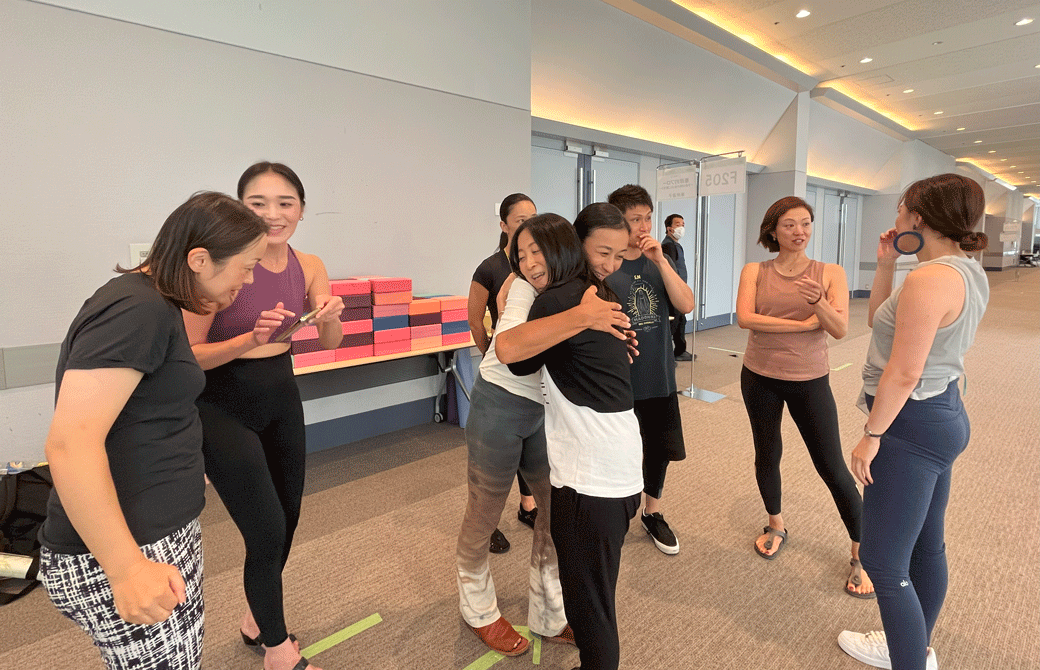 イシュタヨガの先生方に「会いたかったー！」と喜ぶ生徒さんたち