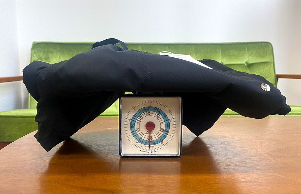 スケールに乗せられたビューティクロップドパンツ