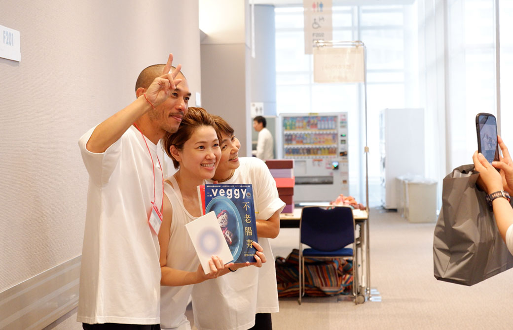 笑顔で写真を撮るゴウ先生とまゆみ先生と生徒さん