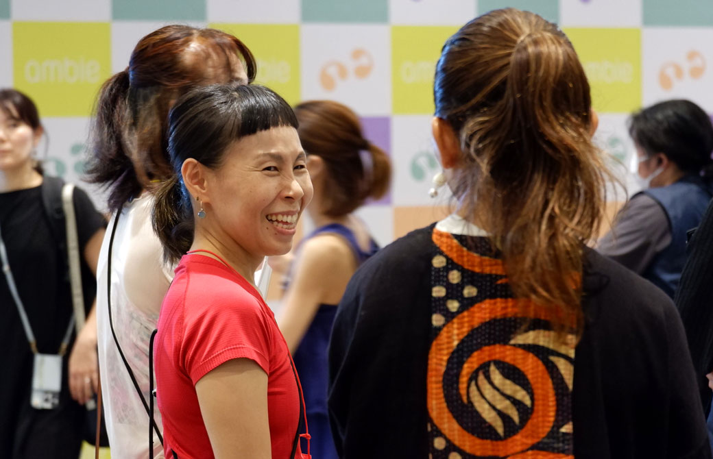 生徒さんと笑顔で話す片岡まり子先生