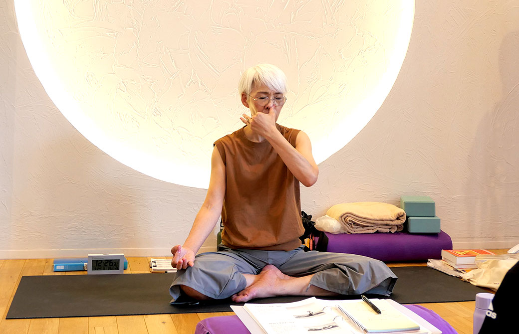 RYT200で呼吸法を教えている中井先生