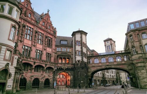 建物や橋が立ち並ぶ都会の風景