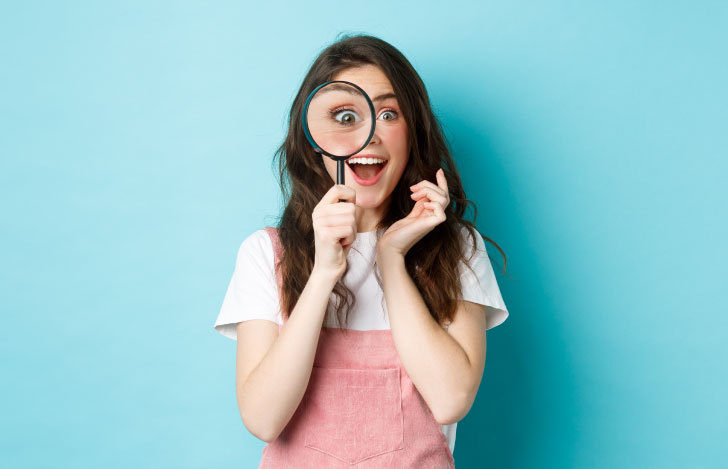 虫眼鏡でみる女性