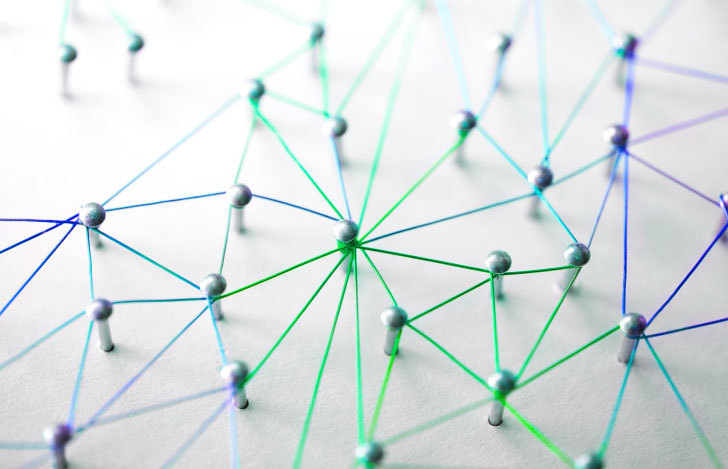 釘に糸をかけている写真