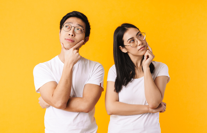 男女が悩んでいる様子