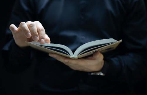 開いた本のページをめくる様子