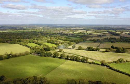 田園と空が広がる様子