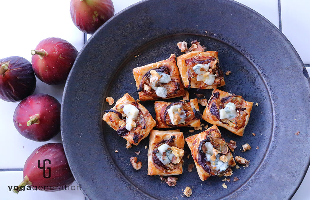 丸いお皿に盛り付けたイチジクとゴルゴンゾーラのひとくちパイ