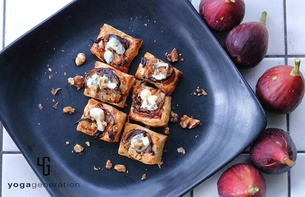 四角いお皿に盛り付けたイチジクとゴルゴンゾーラのひとくちパイ