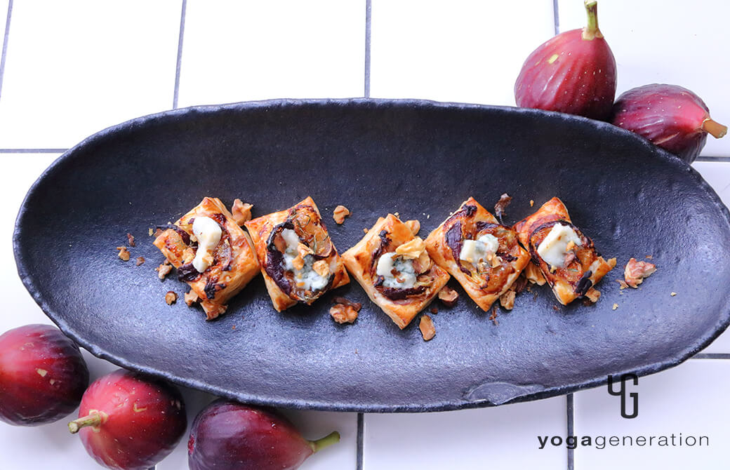 横長のお皿に盛り付けたイチジクとゴルゴンゾーラのひとくちパイ