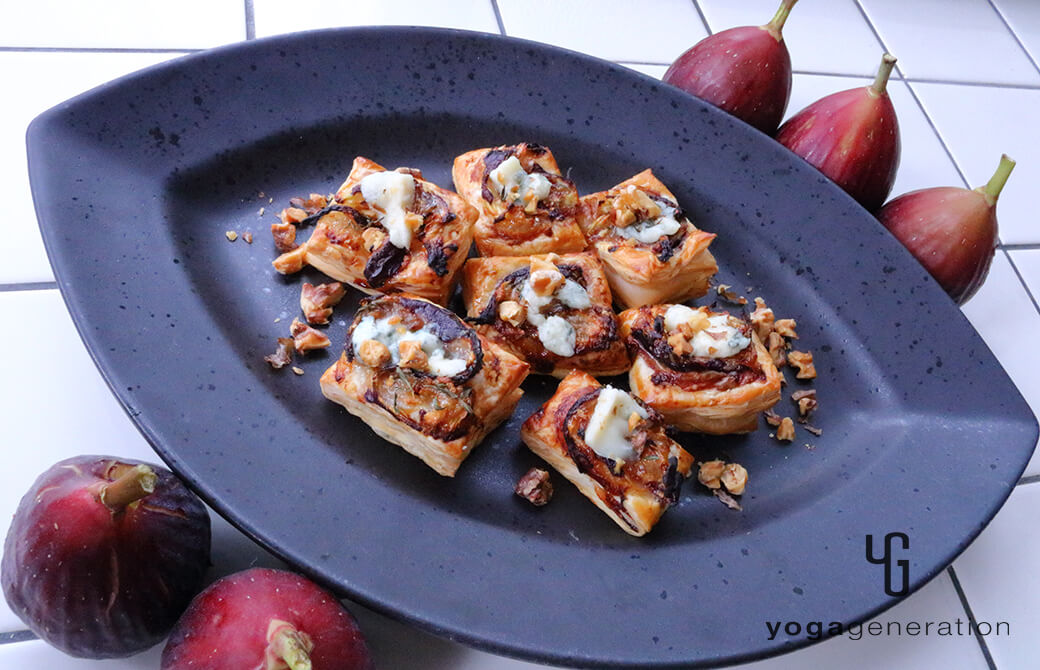 鋭角な横長のお皿に盛り付けたイチジクとゴルゴンゾーラのひとくちパイ