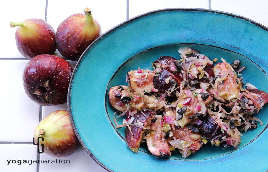 横長のお皿に盛り付けたミョウガとイチジク、オリーブのバルサミコマリネ