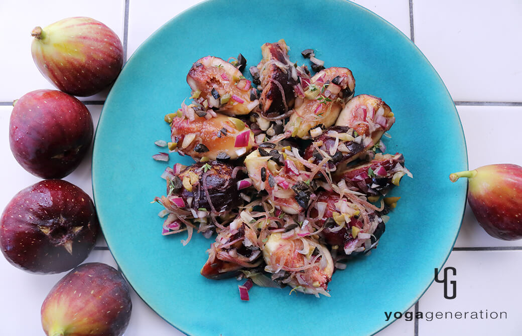 丸いお皿に盛り付けたミョウガとイチジク、オリーブのバルサミコマリネ