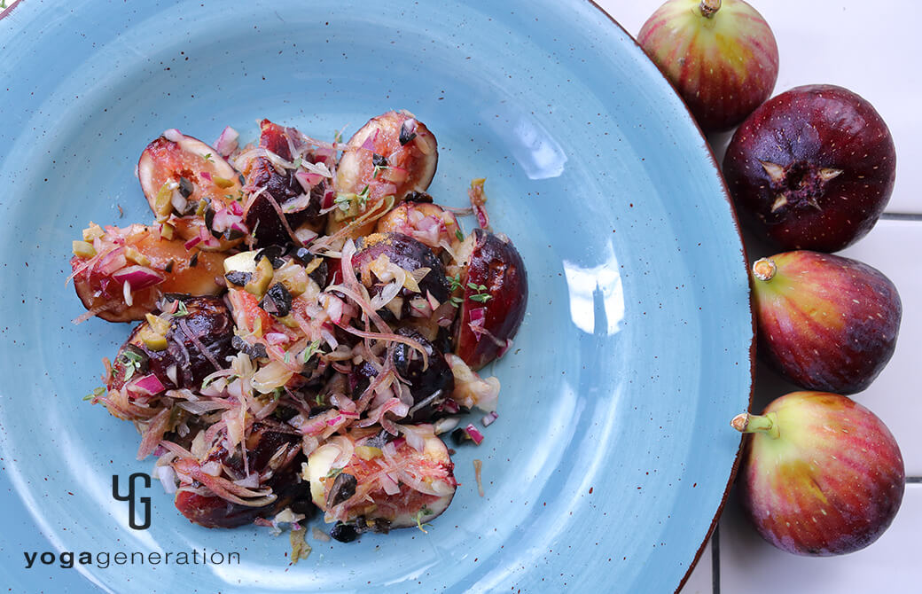 青みの強いお皿に盛り付けたミョウガとイチジク、オリーブのバルサミコマリネ