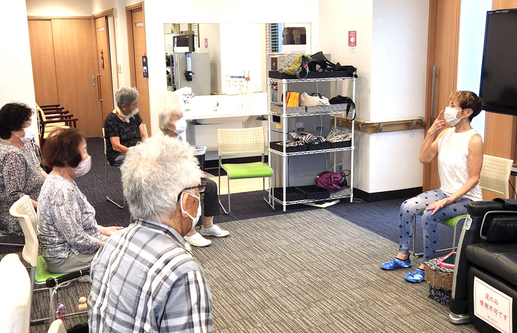 チェアヨガ卒業生のチェアヨガクラスの模様