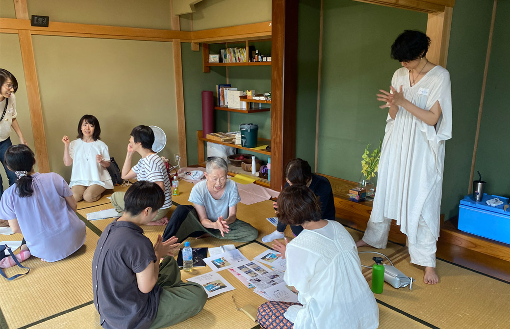 チェアヨガ卒業生と山田いずみ先生