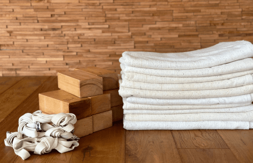 ヨガスタジオに置かれたブランケット・ブリック・ヨガベルト