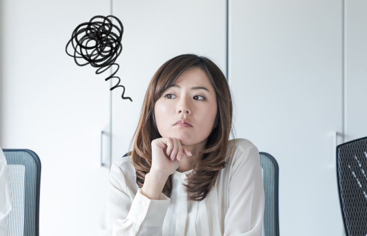 悩んでいる女性