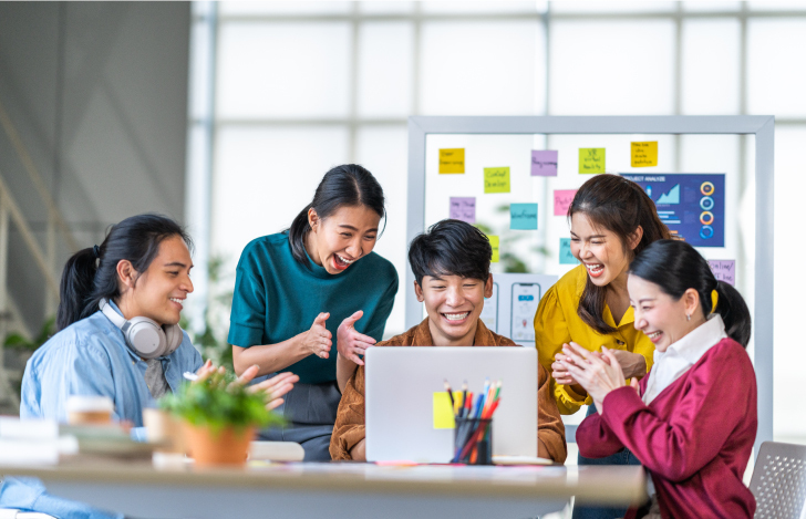 みんなでわいわい囲んでいる