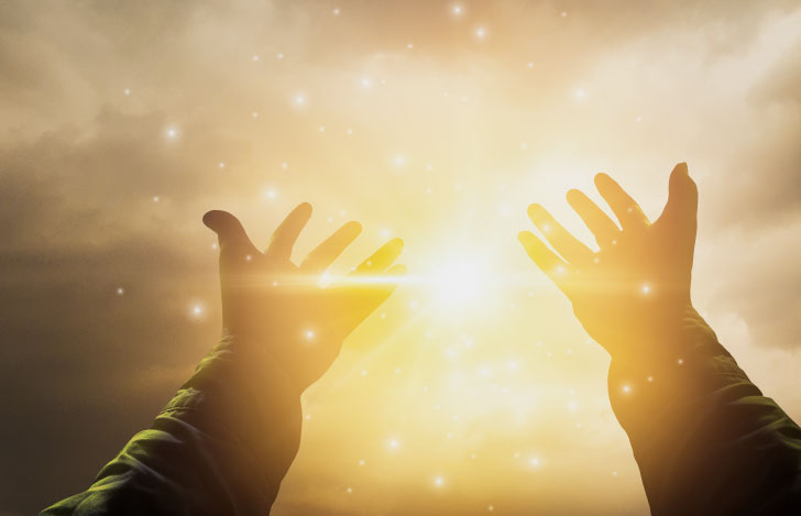 木刈に向かって広げられた両手