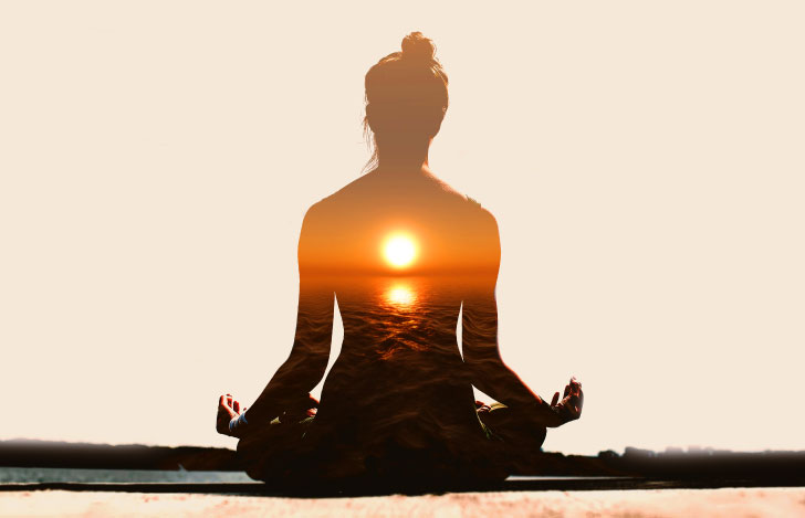 安楽座で座る女性のシルエットと夕日のダブルイメージ