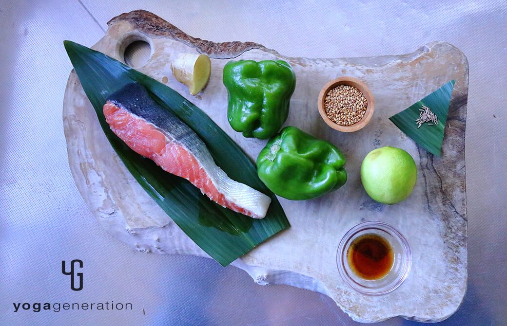 材料の秋鮭やピーマン、生姜など