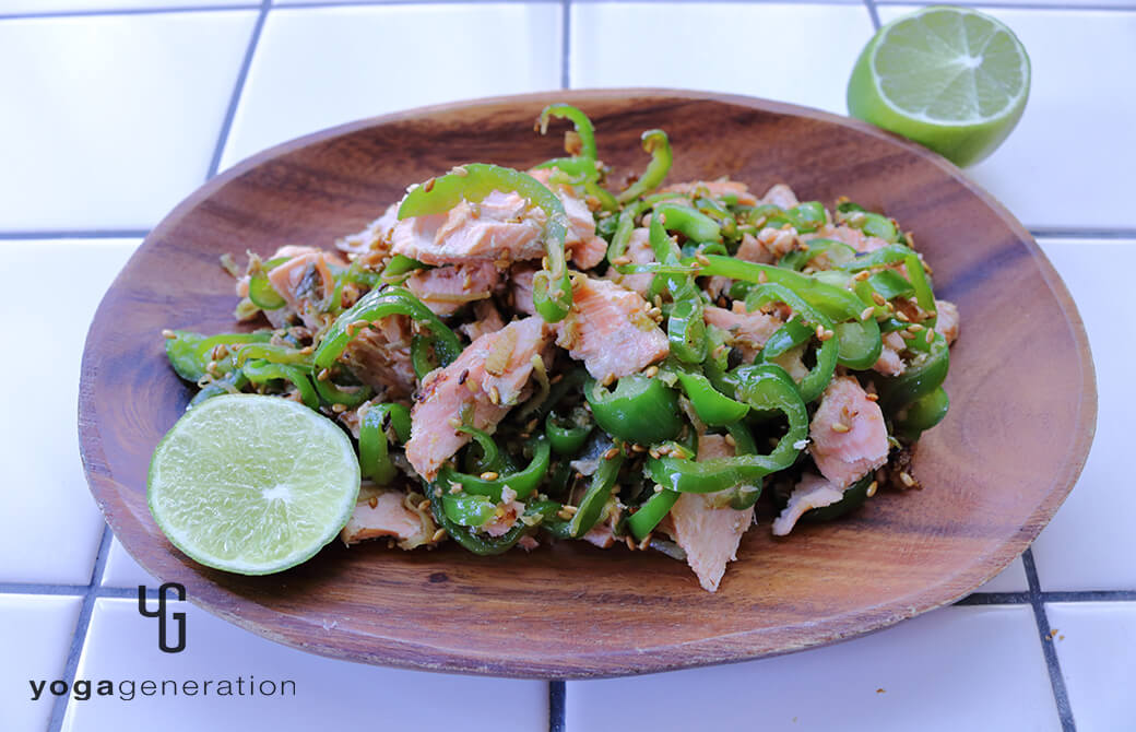 木の器に盛り付けた秋鮭とピーマンのナンプラー炒め