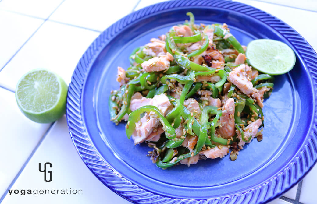 群青のお皿に盛り付けた秋鮭とピーマンのナンプラー炒め