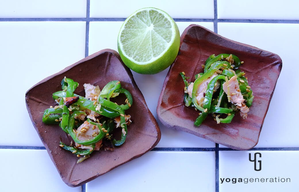 小皿に盛り付けた秋鮭とピーマンのナンプラー炒め