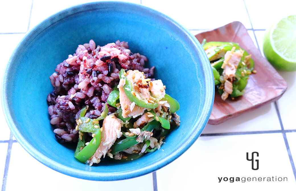 ご飯に添えた秋鮭とピーマンのナンプラー炒め