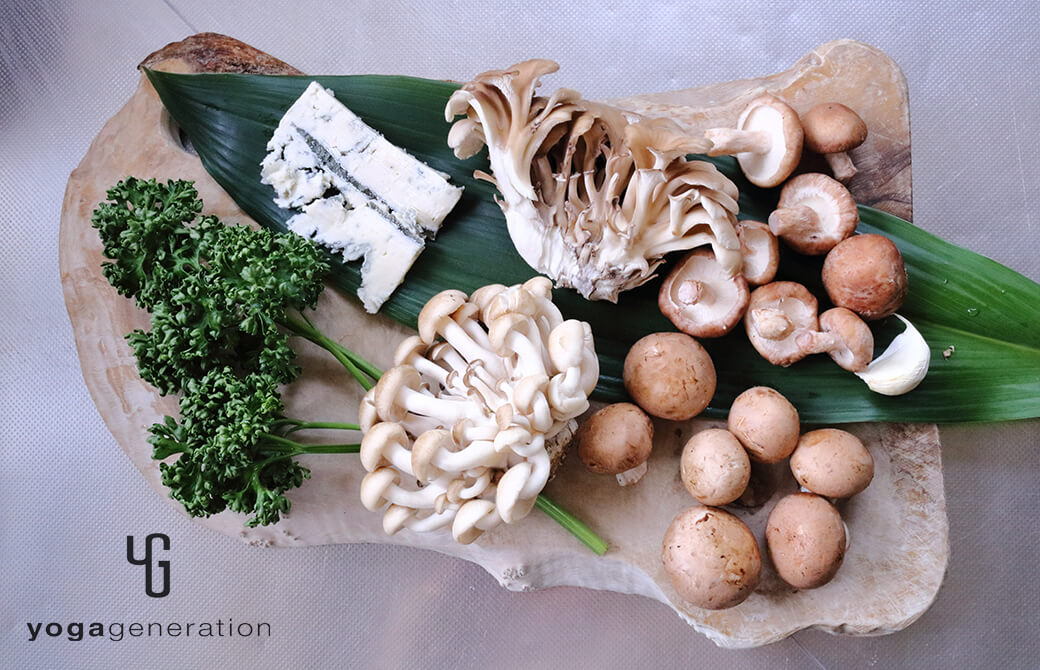 材料の各種キノコ、ニンニク、パセリなど