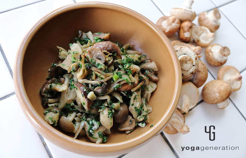 栗色のお皿に盛り付けた色々キノコのゴルゴンゾーラ炒め