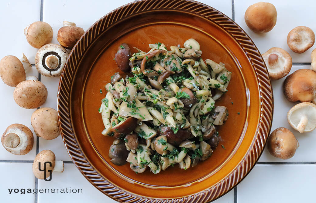 茶色のお皿に盛り付けた色々キノコのゴルゴンゾーラ炒め