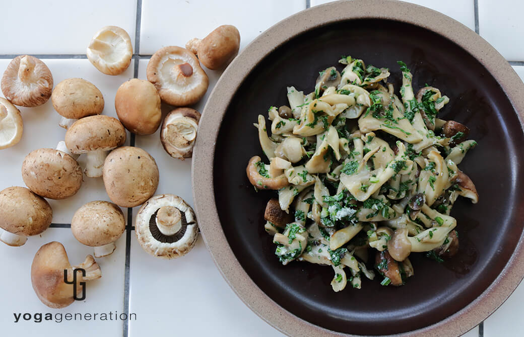 濃厚な茶色のお皿に盛り付けた色々キノコのゴルゴンゾーラ炒め