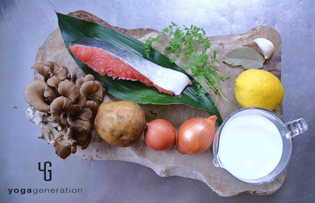 材料の秋鮭やマイタケ、レモンなど