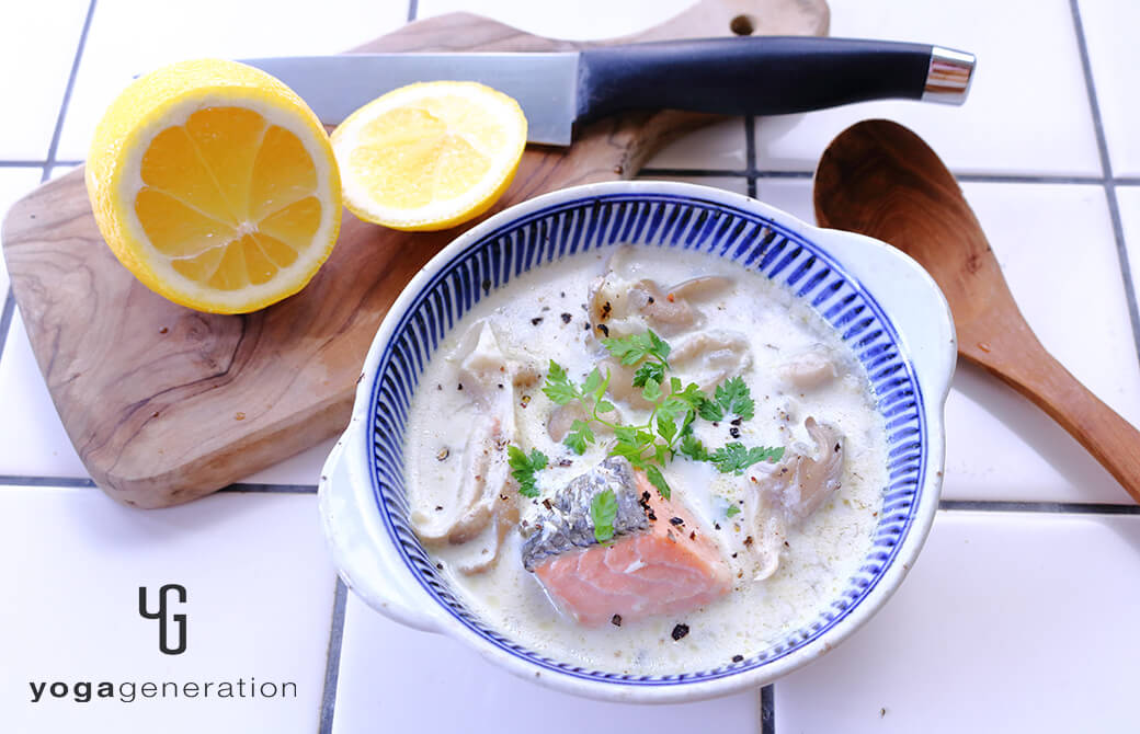 柄の入ったお皿に盛り付けた秋鮭とマイタケのレモンクリームスープ