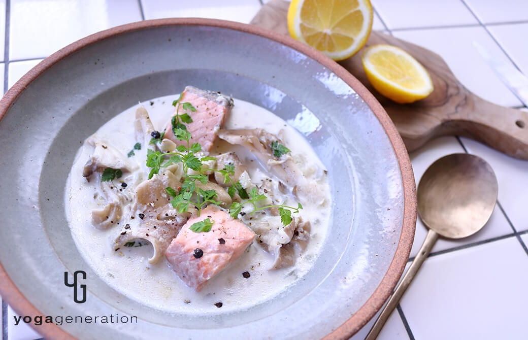 グレーのお皿に盛り付けた秋鮭とマイタケのレモンクリームスープ