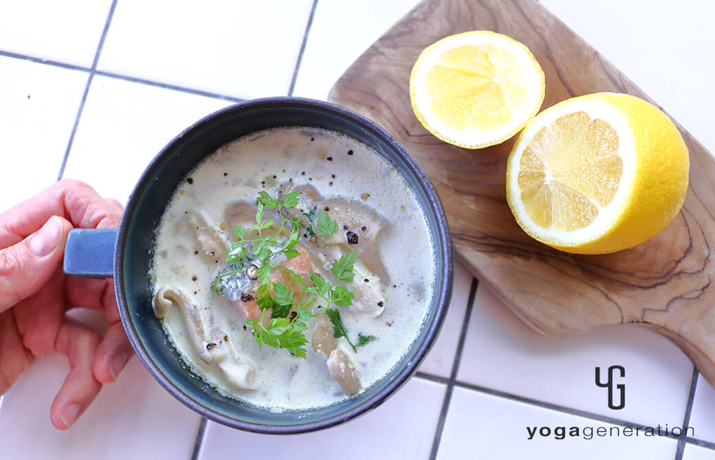 マグカップに盛り付けた秋鮭とマイタケのレモンクリームスープ