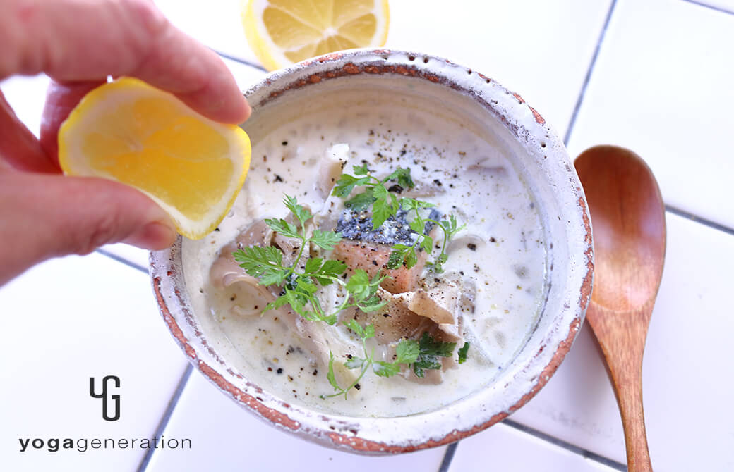 白い器に盛り付けた秋鮭とマイタケのレモンクリームスープ