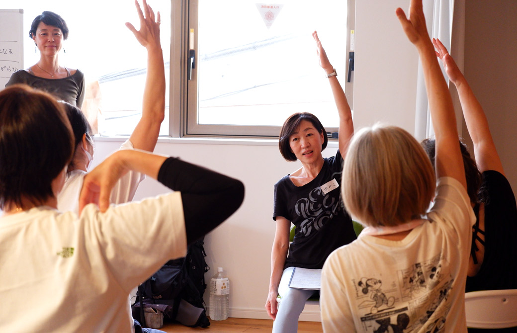 山田いずみ先生によるチェアヨガ指導者養成講座の様子