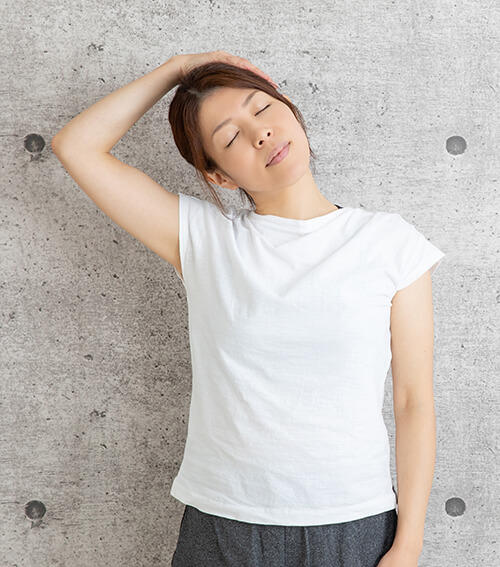 首のストレッチをする女性