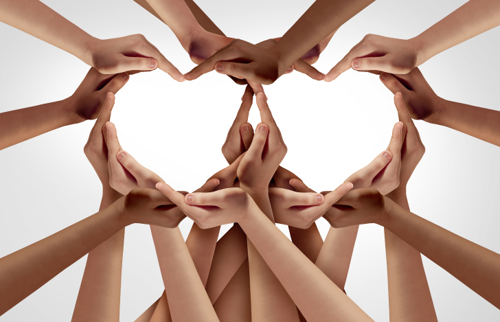 複数の手でハートを作っている