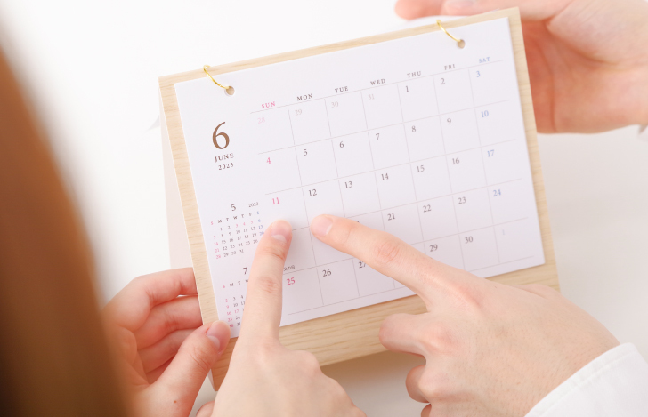 6月のカレンダーを指さす