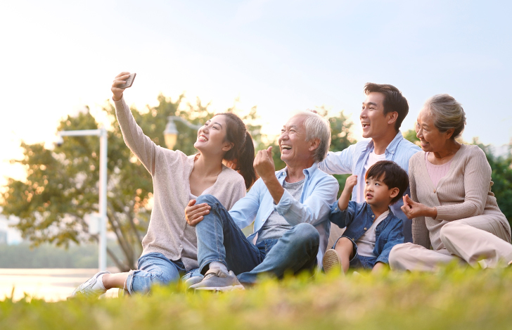 家族で仲良く写真を撮っている様子