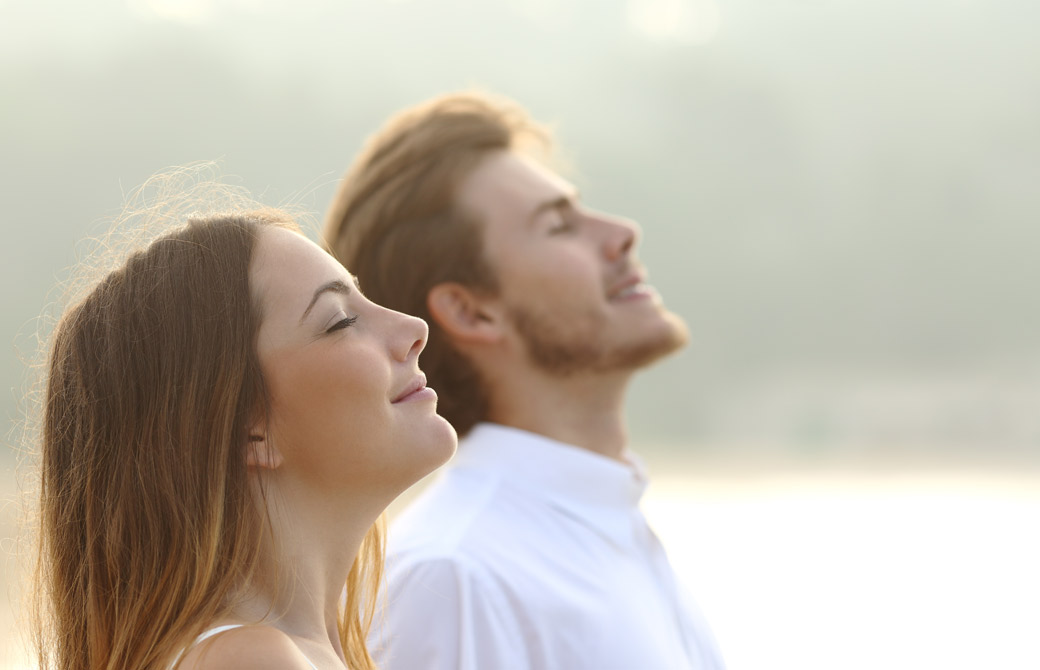 気持ちよさそうに空を仰ぐ男女