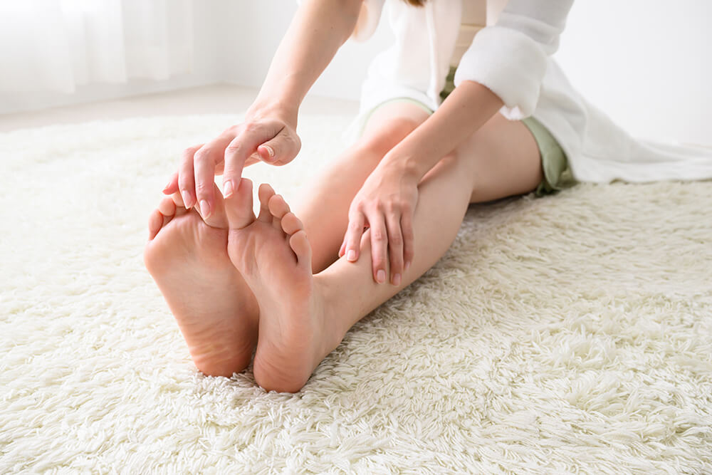 寒い時期にむくみを感じる女性