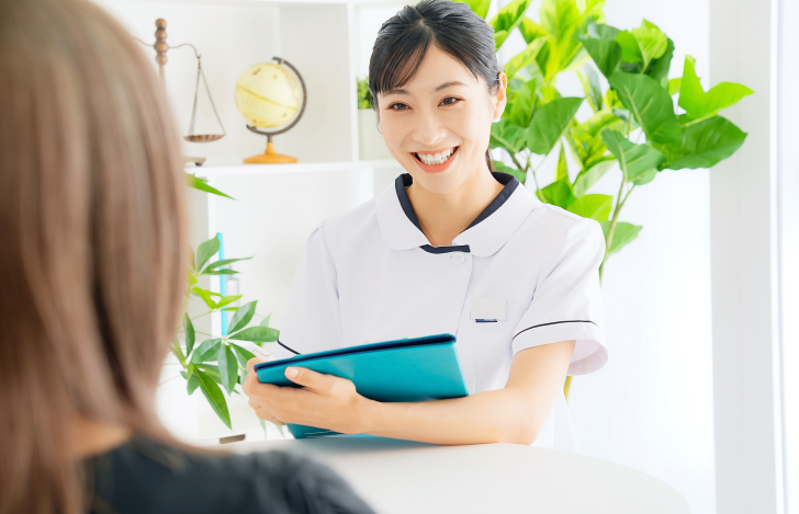 カウンセリングを行う女性