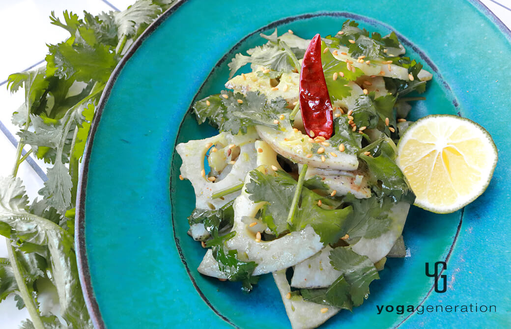 ターコイズの器に盛り付けたレンコンとパクチーのナンプラー炒め